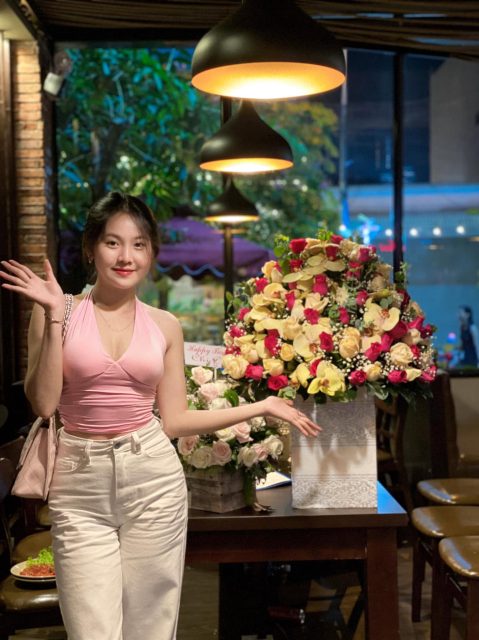 Võ Châu Ngọc - Tạo dáng như giới thiệu bột giặt