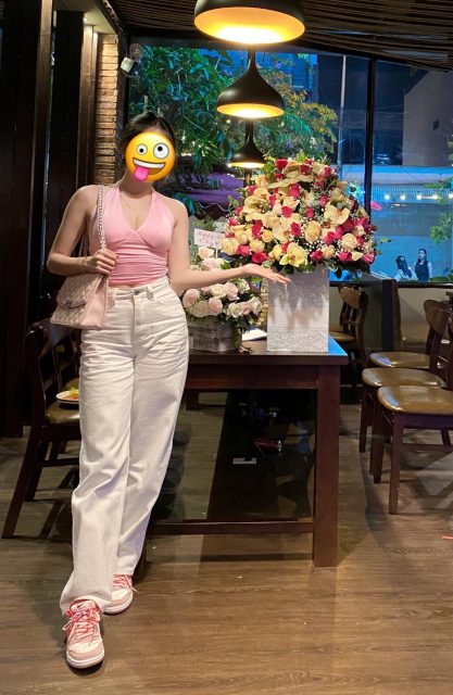 Võ Châu Ngọc - Tạo dáng như giới thiệu bột giặt