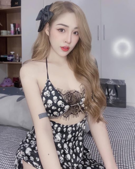 Nguyễn Thu Trang - Em nói, chẳng muốn tôi đứng xa, vì khi đứng gần, trông ta xứng đôi…