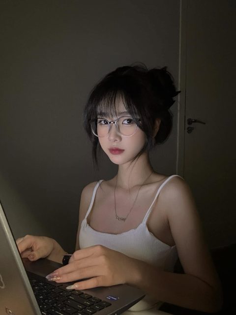 Nguyễn Diệu Linh - nhìn tôi