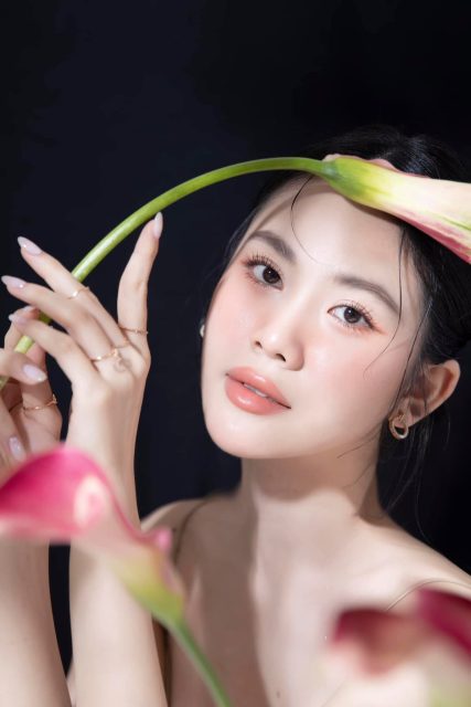 Võ Châu Ngọc - Gương mặt nữ nhân không nên nhìn lâu Vì nhìn lâu sẽ yêu đậm sâu Võ…