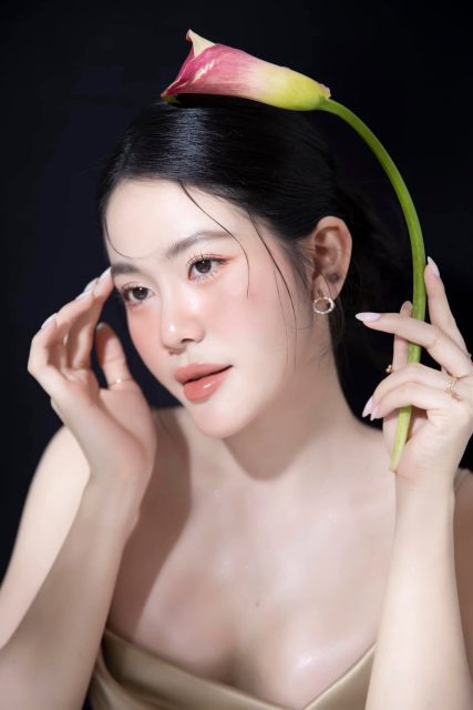 Võ Châu Ngọc - Gương mặt nữ nhân không nên nhìn lâu Vì nhìn lâu sẽ yêu đậm sâu Võ…