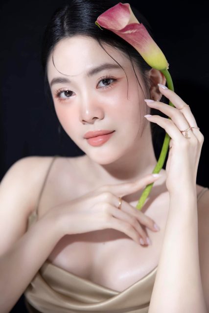Võ Châu Ngọc - Gương mặt nữ nhân không nên nhìn lâu Vì nhìn lâu sẽ yêu đậm sâu Võ…