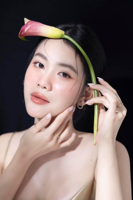 Võ Châu Ngọc - Gương mặt nữ nhân không nên nhìn lâu Vì nhìn lâu sẽ yêu đậm sâu Võ…