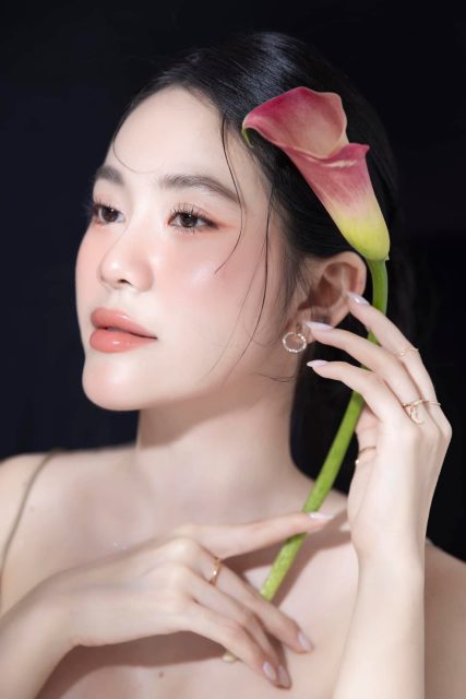 Võ Châu Ngọc - Gương mặt nữ nhân không nên nhìn lâu Vì nhìn lâu sẽ yêu đậm sâu Võ…