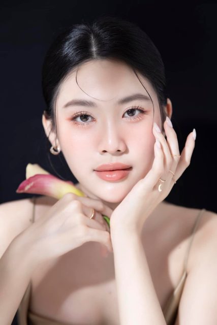 Võ Châu Ngọc - Gương mặt nữ nhân không nên nhìn lâu Vì nhìn lâu sẽ yêu đậm sâu Võ…