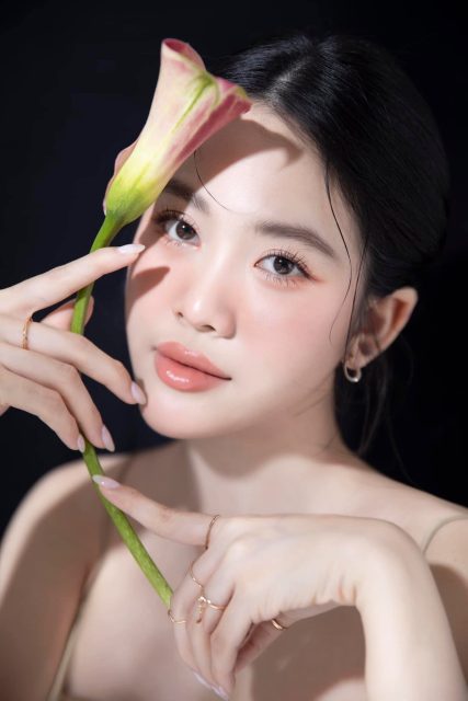 Võ Châu Ngọc - Gương mặt nữ nhân không nên nhìn lâu Vì nhìn lâu sẽ yêu đậm sâu Võ…
