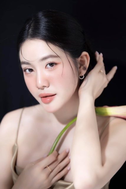 Võ Châu Ngọc - Gương mặt nữ nhân không nên nhìn lâu Vì nhìn lâu sẽ yêu đậm sâu Võ…