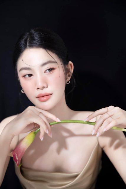 Võ Châu Ngọc - Gương mặt nữ nhân không nên nhìn lâu Vì nhìn lâu sẽ yêu đậm sâu Võ…
