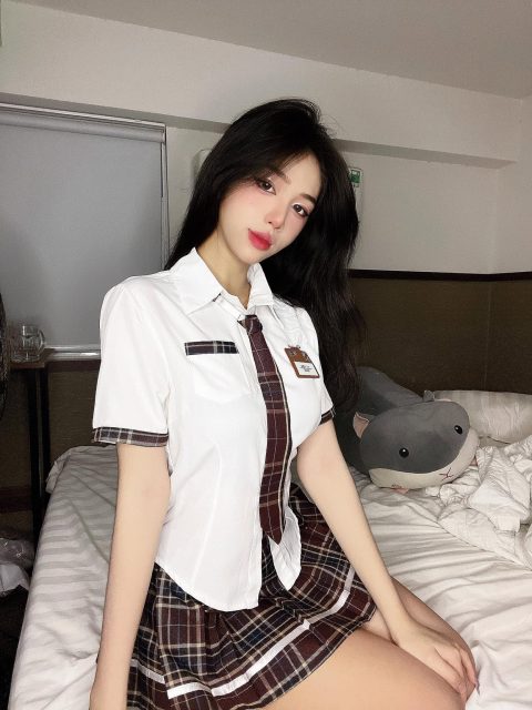 Nguyễn Phạm Tú Uyên - Em như bàn cờ bị nghiêng, vì khi thấy anh là cờ rớt…