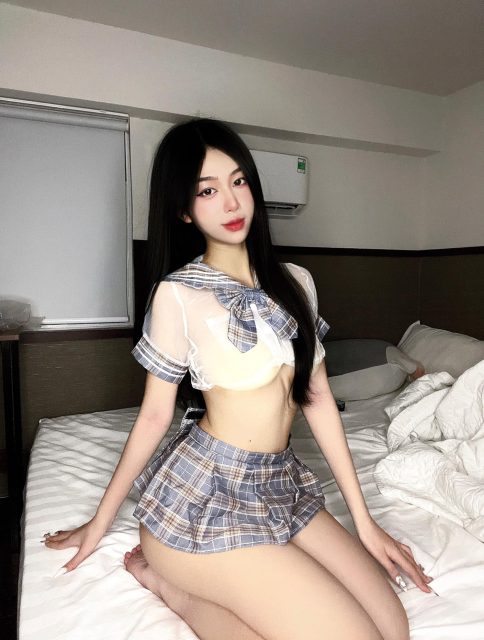 Nguyễn Phạm Tú Uyên - Học sinh lớp 10 Ig:@nguyenphamtuuyn Dvfb: Phạm Hoài Linh