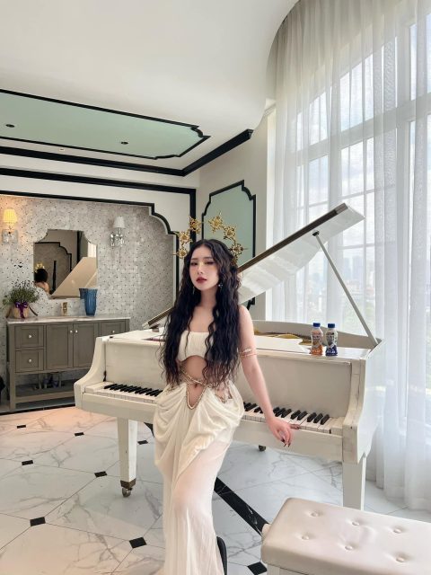 Nguyễn Thuỷ Tiên - Phụ nữ k nên có tâm trạng, phụ nữ chỉ nên có nhiều tiền và đẹp thôi…