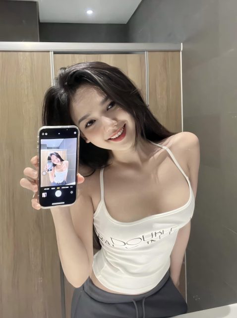 Phạm Quỳnh Trang - Luôn có người hỏi tại sao tôi thơm, đó là mùi chung thủy.