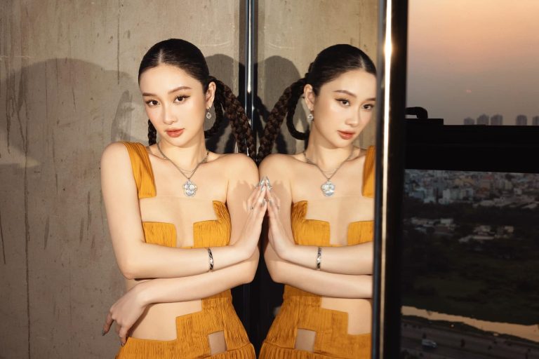 Vũ Phương Anh - Hai vây xinh xinh Cá vàng bơi trong bể nước