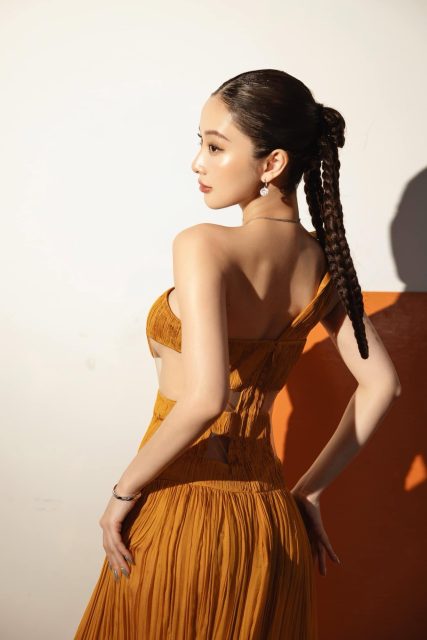 Vũ Phương Anh - Hai vây xinh xinh Cá vàng bơi trong bể nước