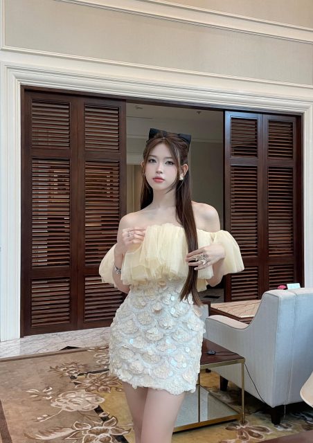 Nguyễn Thị Mỹ Ngọc - Em xinh em đứng một mình cũng xinh