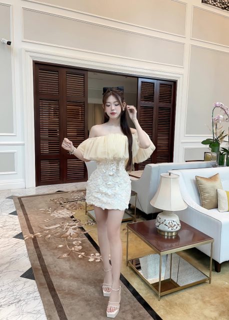 Nguyễn Thị Mỹ Ngọc - Em xinh em đứng một mình cũng xinh