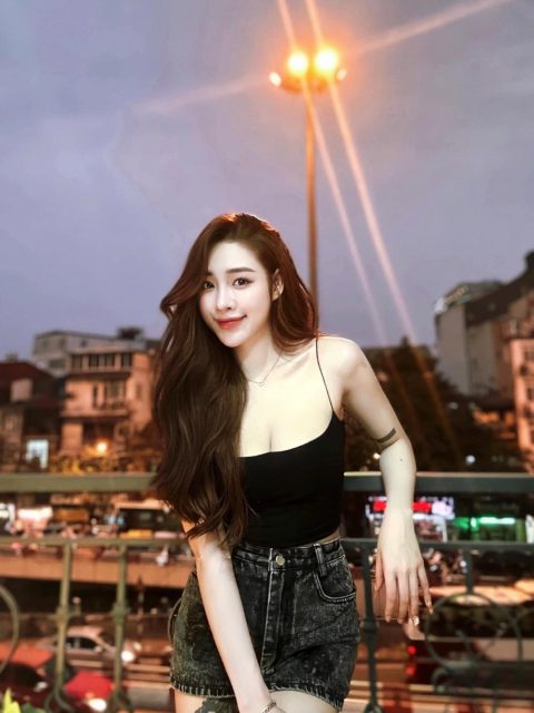 Nguyễn Thu Trang - Mấy bạn nữ giờ đi ra ngoài đường yếu thật , đi đâu cũng phải có bạn…