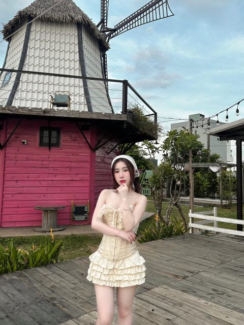Nguyễn Thuỷ Tiên - Cô pé chăn