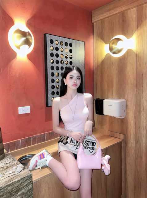 Nịnh Thảo - Cuộc đời em vốn dĩ là một đường thẳng, chỉ vì gặp em mà anh đã rẽ…