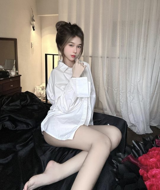 Nguyễn Phạm Tú Uyên - Come here IG:@nguyenphamtuuyn