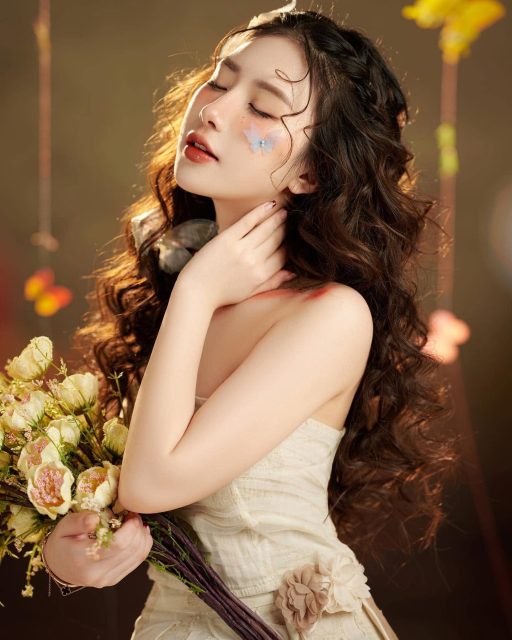 Nguyễn Thuỷ Tiên - Nhiều người ôm giấc mộng giàu sang Còn iem ôm giấc mộng y chang…