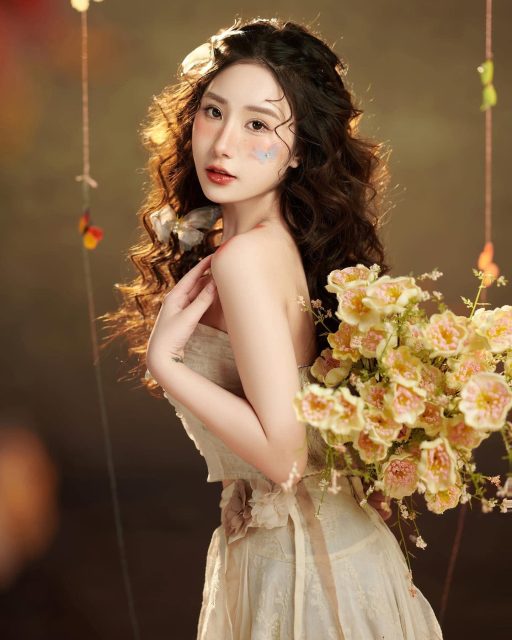 Nguyễn Thuỷ Tiên - Nhiều người ôm giấc mộng giàu sang Còn iem ôm giấc mộng y chang…