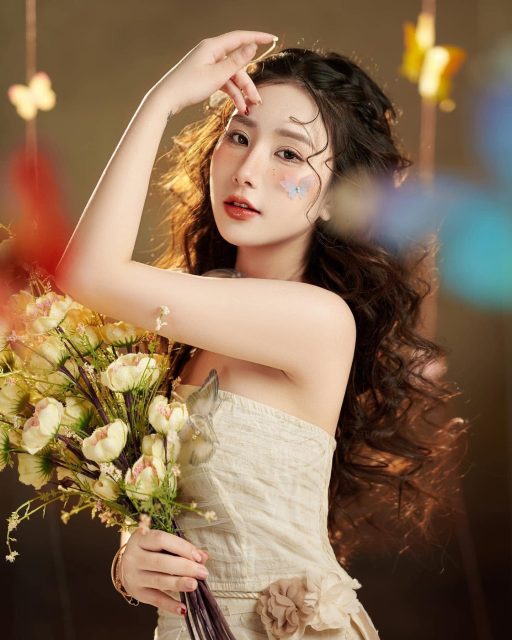 Nguyễn Thuỷ Tiên - Nhiều người ôm giấc mộng giàu sang Còn iem ôm giấc mộng y chang…