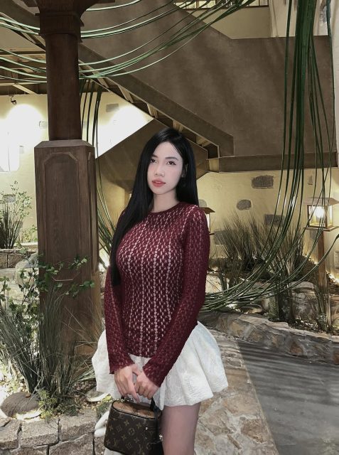 Trịnh Lâm Oanh - Hướng ngoại nhưng lên MXH rất là nội tâm :))