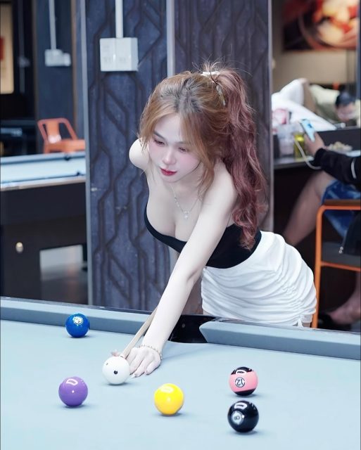 Nguyễn Phạm Tú Uyên - Nhiều người xếp hàng tán anh Em đầu hàng Dvfb: Phạm Hoài Linh
