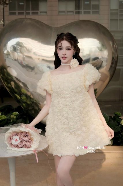 Ly Ly Trần - nhìu mẫu xinh e up mn ghé tường xem nha
