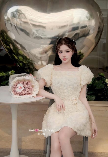 Ly Ly Trần - nhìu mẫu xinh e up mn ghé tường xem nha