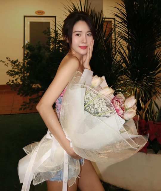 Võ Châu Ngọc - Hồng với môi của cô ấy