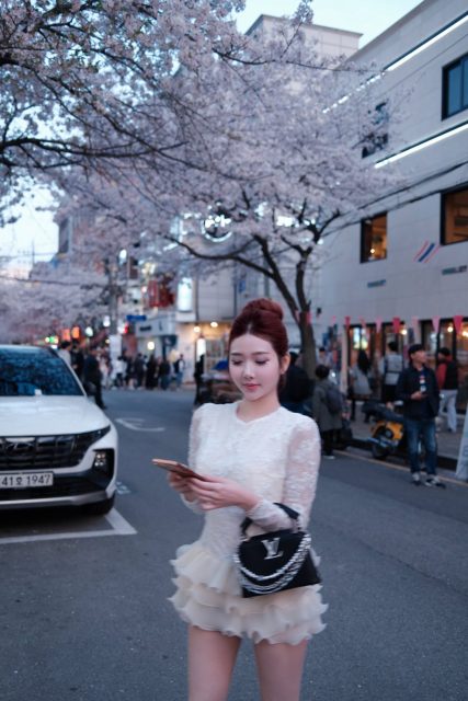 Ly Ly Trần - Mặt trời tuy cô đơn nhưng luôn toả sáng Em cũng vậy, 1 mình mà…