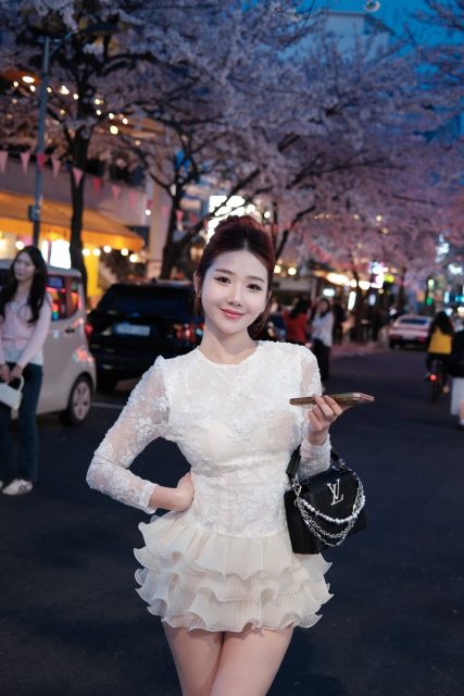 Ly Ly Trần - Mặt trời tuy cô đơn nhưng luôn toả sáng Em cũng vậy, 1 mình mà…