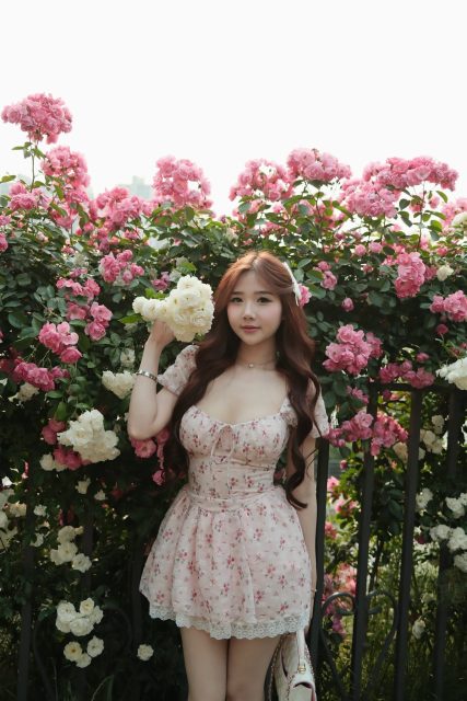 Ly Ly Trần - Trong muôn vàn bông hoa Thì em vẫn là bông hoa bự nhất:))