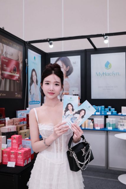 Ly Ly Trần - Buổi triển lãm Beauty &Helthy tại 송도컨벤시아 Rất nhiều thương hiệu sx mỹ…
