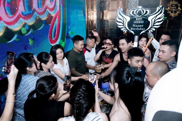 Nguyễn Linh Linh - Và cho em hỏi này” Tay ở đâu là tay ở đâu ” Một đêm show tại Roy…