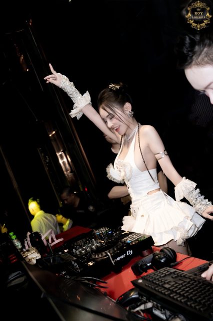 Nguyễn Linh Linh - Và cho em hỏi này” Tay ở đâu là tay ở đâu ” Một đêm show tại Roy…