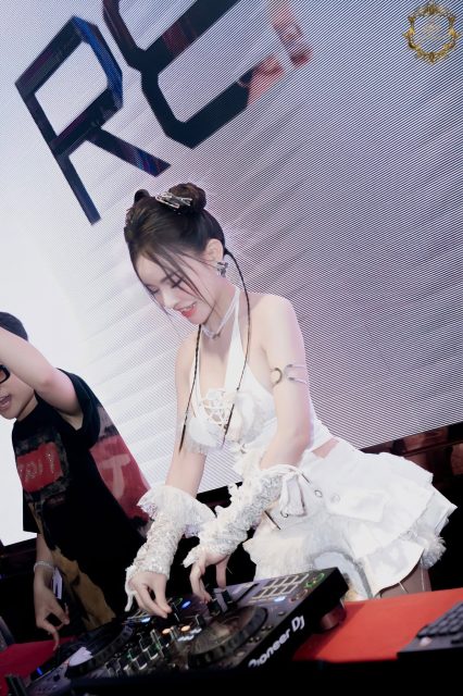 Nguyễn Linh Linh - Và cho em hỏi này” Tay ở đâu là tay ở đâu ” Một đêm show tại Roy…