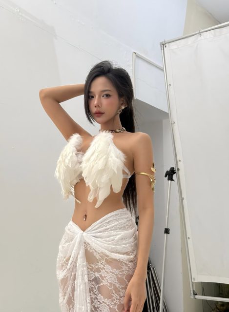 Phạm Quỳnh Trang - ngoài việc hay chê em béo còn lại chỉ Bạc Hà chụp vjp promax no1 ok…