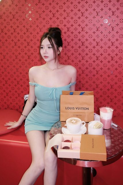 Ly Ly Trần - Cần 1 ng yêu,1 người chiều, 1 người hiểu,tổng cộng là 3 người