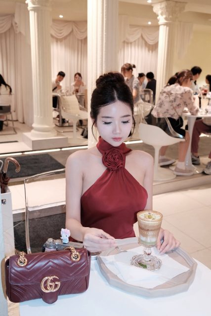 Ly Ly Trần - Có con mèo nói yêu chiếc lá Nhưng vẫn nắm tay con cá và ngủ với cuộn…