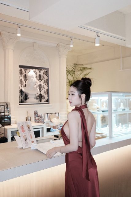 Ly Ly Trần - Có con mèo nói yêu chiếc lá Nhưng vẫn nắm tay con cá và ngủ với cuộn…