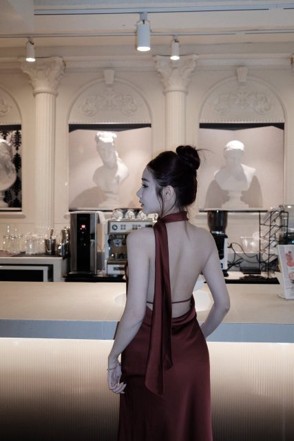 Ly Ly Trần - Có con mèo nói yêu chiếc lá Nhưng vẫn nắm tay con cá và ngủ với cuộn…
