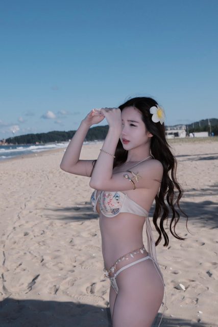 Ly Ly Trần - Nếu ko thể chạm tới bầu trời xanh hãy chạm tới màu xanh của biển cả