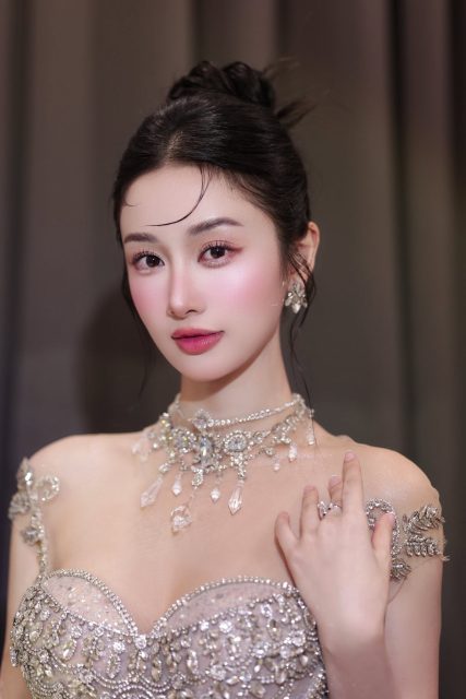 Vũ Phương Anh - Vũ Phương Anhx JoliPoli Under the royal lights Makeup: Minh Nguyễn…