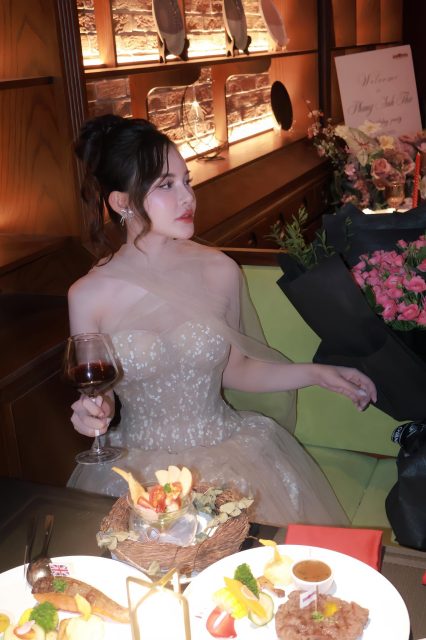 Nguyễn Linh Linh - Anh cứ làm việc chăm chỉ Làm mình làm mẩy để em Em còn ít ảnh em up…