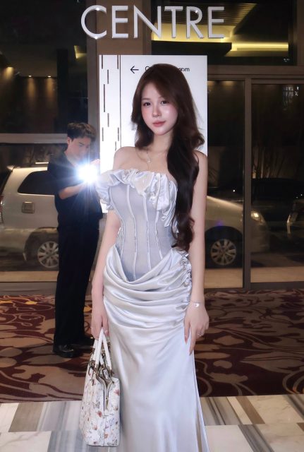 Nguyễn Phạm Tú Uyên - Anh chụp cho nét vào nhé Em không muốn chúng ta mập mờ