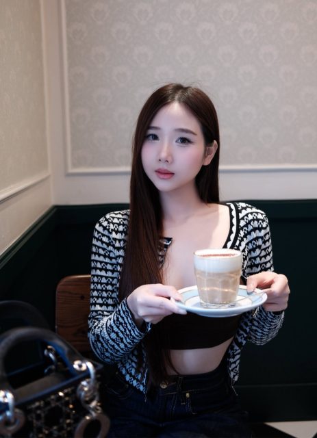 Ly Ly Trần - Ly cà phê còn nóng, mà tim em thì nguội lâu rồi.”
